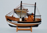 Barco de madeira com riqueza de detalhes. Medida 20x17cm. Acompanha apoio em madeira.
