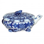 Espetacular terrina em porcelana na forma de tartaruga com policromia azul com florais e guirlandas e . Medida 15x16cm.