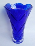Floreira ao estilo década de 60' em vidro prensado de aalta qualidade com sucos geométricos. Medida 23 cm de altura.
