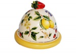 Queijeira em porcelana do renomado LUIZ SALVADOR policromada com motivos de florais e frutas e puxador da tampa em forma de morango. Medida 20 cm de diâmetro e 18 cm de altura