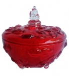 Bela bomboniere em vidro prensado com relevos e folhargens em double color vermelho e translúcido. Medida 13 cm de altura e 14 cm de diâmetro.