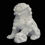 Leão de porcelana branca com riqueza de acabamentos. Medida 12x12cm