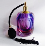 Perfumeiro em bloco de cristal e com burrifador. Medida 16 cm de altura. 