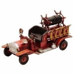 Carro de bombeiro em estilo antigo com riqueza de acabamentos. Medida 16 x 9 cm.