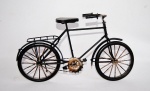 Bicicleta feita de metal e lata representando antiga bicicleta da década de 30" . Medida 17x30cm. Peça sem uso e na caixa original.