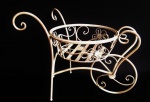 Grande e belo apoio para vasos de plantas em ferro patinado ao estilo provençal. Medida 34x47cm