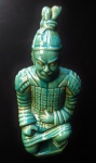 Grande Samurai em porcelana oriental. Medida 36 cm de altura.