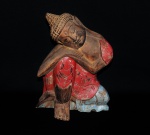 Belíssima escultura indiana em madeira representando Buda com rica policromia. Medida 28cm de altura.