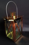 Belíssima lanterna para velas em metal dourado com vidros nas laterais. Medida 14x14x16cm.