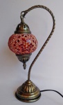 Luminária estilo marroquino com mosaico de pedras e base em metal. Medida 38 cm de altura.