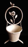 Apoio de vaso de plantas em ferro patinado em branco provençal. Medida 15x30cm.