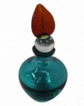Perfumeiro em vidro de Murano com tampa em forma de folha. Medida 15 cm de altura.