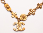 CHANEL - Corrente de pingentes em cruz. Cor: dourado de tonalidade mais envelhecida. 48 cm (aberto)