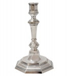 CHRISTOFLE - Castiçal em metal espessurado a prata. Base oitavada. França. Séc. XX. 22 cm. Peça sem uso, na embalagem original.