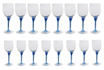 Conjunto de 16 taças em cristal incolor, suspensas em hastes sopradas em tonalidade azul celeste. Constando de 8 taças para vinho tinto (21 cm) e oito para vinho branco 18 cm). Século XX. 