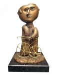 INOS CORRADIN (Vogna, Itália, 1929) - Menino com Bicicleta. Escultura em bronze dourado. Assinada e numerada. 18 x 11 x 9 cm. Datado 2019. Acompanha certificado de autenticidade do artista.