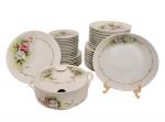Aparelho de jantar em porcelana branca, apresentando decoração pictórica de motivos florais. Constando de 40 peças: 1 sopeira (14 x 25 cm), 12 pratos rasos (24 cm), 8 pratos fundos (20 cm), 6 pratos para sobremesa (19 cm), 12 pratos para pão (15 cm), 1 `bowl` (7 x 24 cm). Século XX. 
