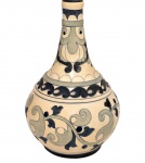 LUIZ SALVADOR - Moringa em cerâmica craquelada e ornamentada com arabescos em esmaltes de tons de azul. Itaipava. Século XX. 35 cm.
