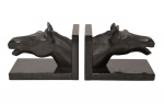 "Serre-livres" em bronze fundido e patinado, em representação de bustos de equinos. Base em mármore belga. Séc. XX. 13 x 11 x 19 cm.