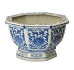 `Cachepot` oitavado em cerâmica chinesa. Decoração de motivos florais em tom azul sobre superfície branca. Século XX. 25 x 26 cm. 