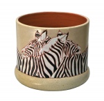 `Cachepot` em cerâmica de alta temperatura, decorado com figuras de zebras em policromia. Século XX. 17 x 20 cm.