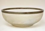 Bowl em cristal prensado com superfície texturizada. Rematado com virola em metal prateado. 9 x 23 cm.