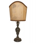 Luminária de mesa em metal cobreado, ornamentado com gomos em relevos incisos. Cúpula em pergaminho. Século XX. 78 cm.