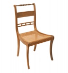 Cadeira brasileira em madeira nobre com encosto em traves com movimentos e assento e palhinha. 92 x 49 x 46 cm.