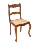 Cadeira brasileira em madeira nobre com encosto em traves com movimentos e assento e palhinha. 86 x 44 x 40 cm.