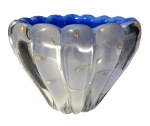Vaso de vidro artístico de Murano na cor branca e azul com decoração gotas de pó de ouro. 13 x 15 cm.
