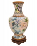 Vaso em "cloissonée" decorado com motivos florais. China. Séc. XX. 45 cm, sendo 39 cm (vaso) e 6 cm (base).