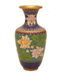 Vaso em "cloissonné" decorado com motivos florais. China. Séc. XX. 24 cm.