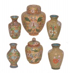 Conjunto de seis peças em `cloissonée`, sendo: 4 pequenos vasos e 2 pequenos potiches. Século XX. 10 cm e 8 cm (potiches). 7cm (vasos).