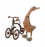 Lote composto por uma escultura esculpida em figura de marreco, e uma miniatura de bicicleta em ferro. Século XX. 41 cm e 29 cm.