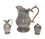 Conjunto de três peças em `pewter`, à saber: jarra, cremeira e açucareiro. Século XX. 23 cm / 12 cm e 11 cm.  
