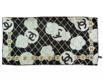 Chanel - Lenço de seda novo e com etiqueta. Marca: Chanel. Cor: Estampado (Cores: preto, branco e marrom). Tamanho: Único. Medida: 86 x 86 cm.