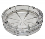 Cinzeiro em sólido cristal da manufatura europeia. Formato circular lapidado com arestas incisas. Século XX. 05 x 18 cm.