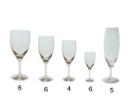 Conjunto de 25 taças de cristal translucido. Manufatura Hering. Constando de 27 peças, sendo: 6 taças p/ água (17 cm); 6 taças p/ vinho tinto (15.5 cm); 4 taças p/ vinho branco (14 cm); 6 taças p/ licor (10.5 cm) e 5 flutes (18.5 cm).