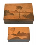 Lote constando de duas caixas de madeira de forma retangular apresentando trabalho de "marqueterie" com Vista do Rio de Janeiro. Séc. XX. 8 x 24 x 16 cm e 7 16 x 10 cm.