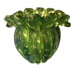 Vaso de vidro artístico de Murano na cor verde esmeralda apresentando decoração em gotas de pó de ouro. 13 x 16 cm.