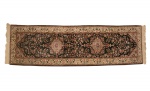 Passadeira oriental em lã. Século XX. 310 x 80 cm.