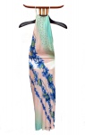 Versace Jeans Couture - Vestido midi frente única com aplicações frontais. Cor: Estampada em vários tons de azul claro, azul escuro, rosa e branco. Aplicações em azul. Tamanho: 24/38.