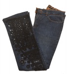Roberto Cavalli - Calça jeans com aplicações e bordados frontal. Marca: Roberto Cavalli. Cor: Jeans com aplicações e bordados em preto. Tamanho: P.