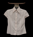 Versace - Camisa de manga curta com abotoamento frontal (8 botões). Marca: Versace. Cor: Branco com botões em prateaado. Tamanho: - .