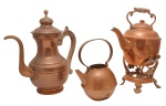 Lote composto por três peças em cobre, sendo: grande bule p/ café (33 cm); Samovar sem acendedor (34 x 28 x 16 cm); Bule para chá em formato esférico (23 x 17 x 13 cm)   
