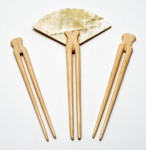 Conjunto de três prendedores de cabelo executados em osso. Japão. Século XX. 14 cm (2 peças). 17 cm (1 peça).