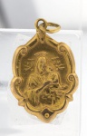 PINGENTE EM OURO 18K COM IMAGEM SACRA, PESO 1,9 GRAMAS, MEDE 2,5 X 1,3 CM . IMPERDÍVEL!! 80,00 A GRAMA