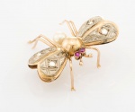 BROCHE EM OURO AMARELO 18K NO FORMATO DE ABELHA. PESO 4.4 GR.  COMPR 30 MM X 32 MM. COM DIAMANTES.