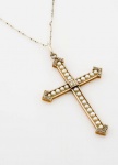 CRUCIFIXO EM OURO, PLATINA E BRILHANTE. 1920. COMP 4 MM X 27 MM