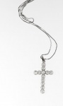 PINGENTE CRUCIFIXO COM DIAMANTES  APROX. 1,80 KILATES LAPIDACAO BRASIL COR IJK PUREZA VS , CORRENTE EM OURO BRANCO 18K, E O PINGENTE EM PLATINA MEDINDO 2,5 X 1,5CM CORRENTE MEDE 22,5CM FECHADA